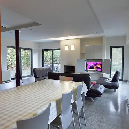 Modern Holiday Near Forest In Prázdninový dům *